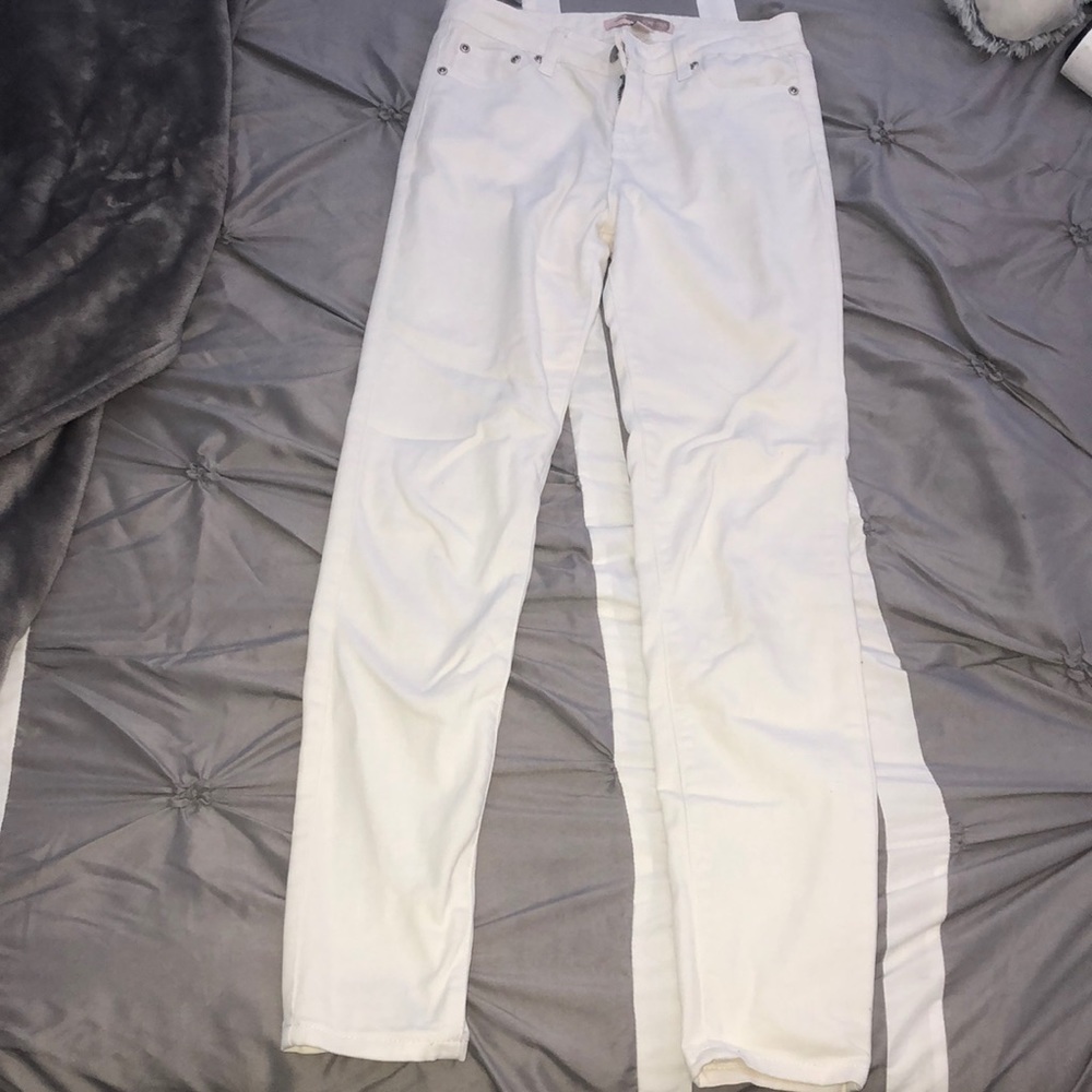 White skinny jeans💛